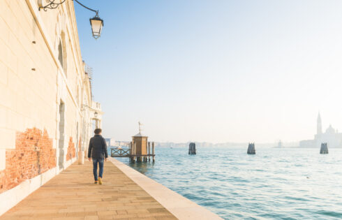 Pourquoi les touristes devraient éviter les rues principales de Venise pendant l'été
