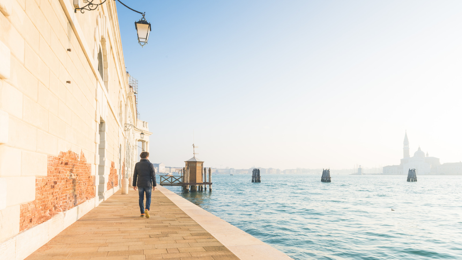 Pourquoi les touristes devraient éviter les rues principales de Venise pendant l'été