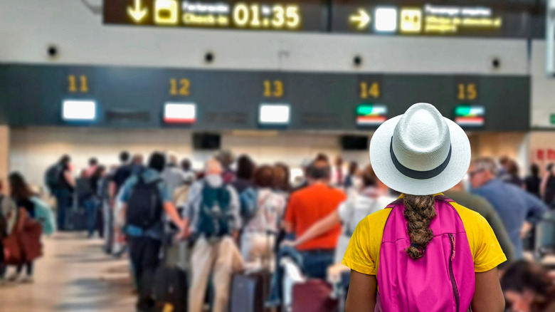 Les gens qui font la queue à l'aéroport