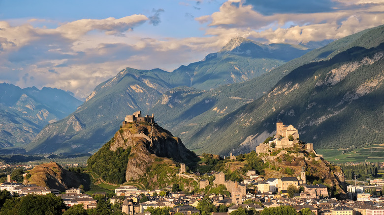 La ville médiévale de Sion dans la région du Valais en Suisse