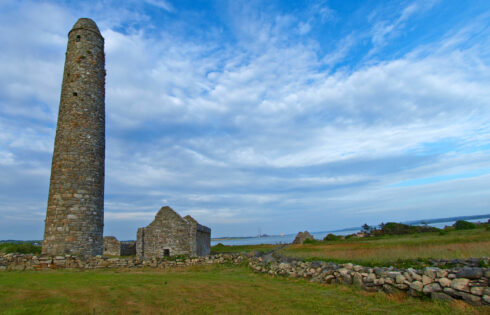 Caché au large de la côte irlandaise est une île magique abandonnée avec des ruines mythiques, des sentiers et des vues à couper le souffle