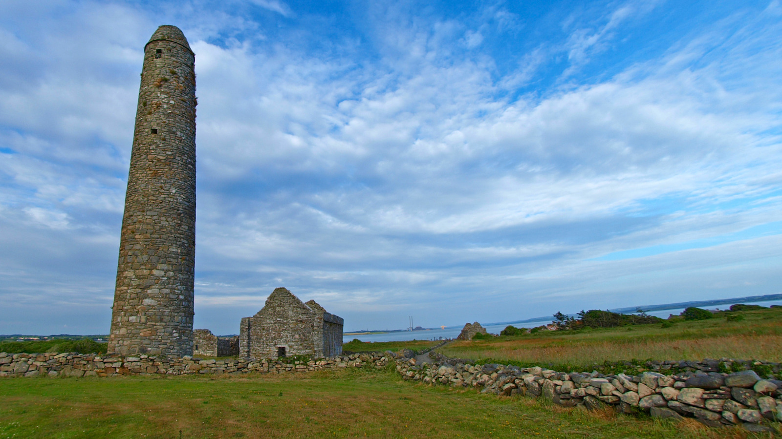 Caché au large de la côte irlandaise est une île magique abandonnée avec des ruines mythiques, des sentiers et des vues à couper le souffle