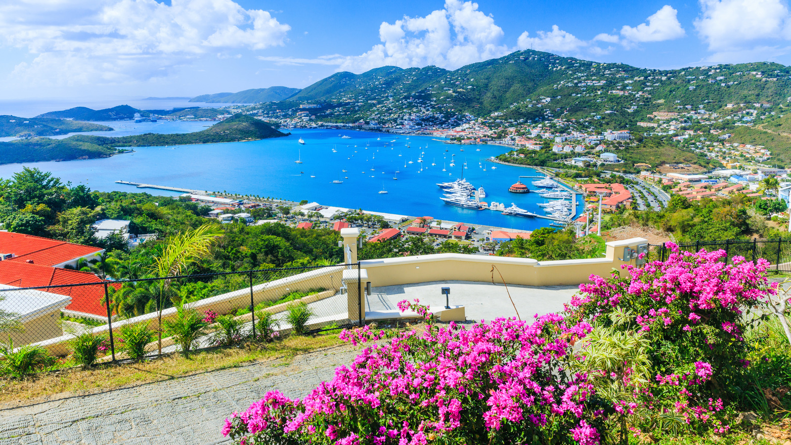 La plus grande ville des îles Vierges aux États-Unis se sent en partie de l'Europe, en partie Daydream des Caraïbes
