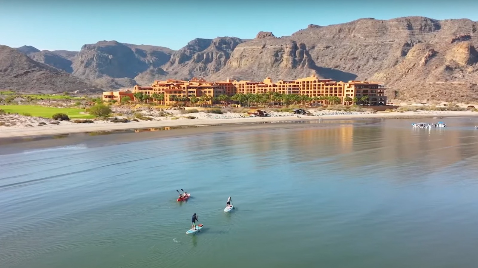 Ce complexe Baja a une eau cristalline, un golf de classe mondiale et une plongée en apnée et une plongée incroyables