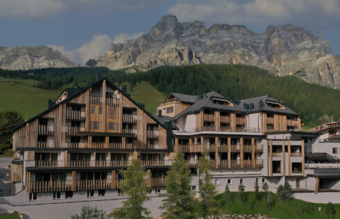 Cette station de montagne italienne tranquille au cœur des Dolomites a des cheminées, des piscines à débordement et des vues alpines