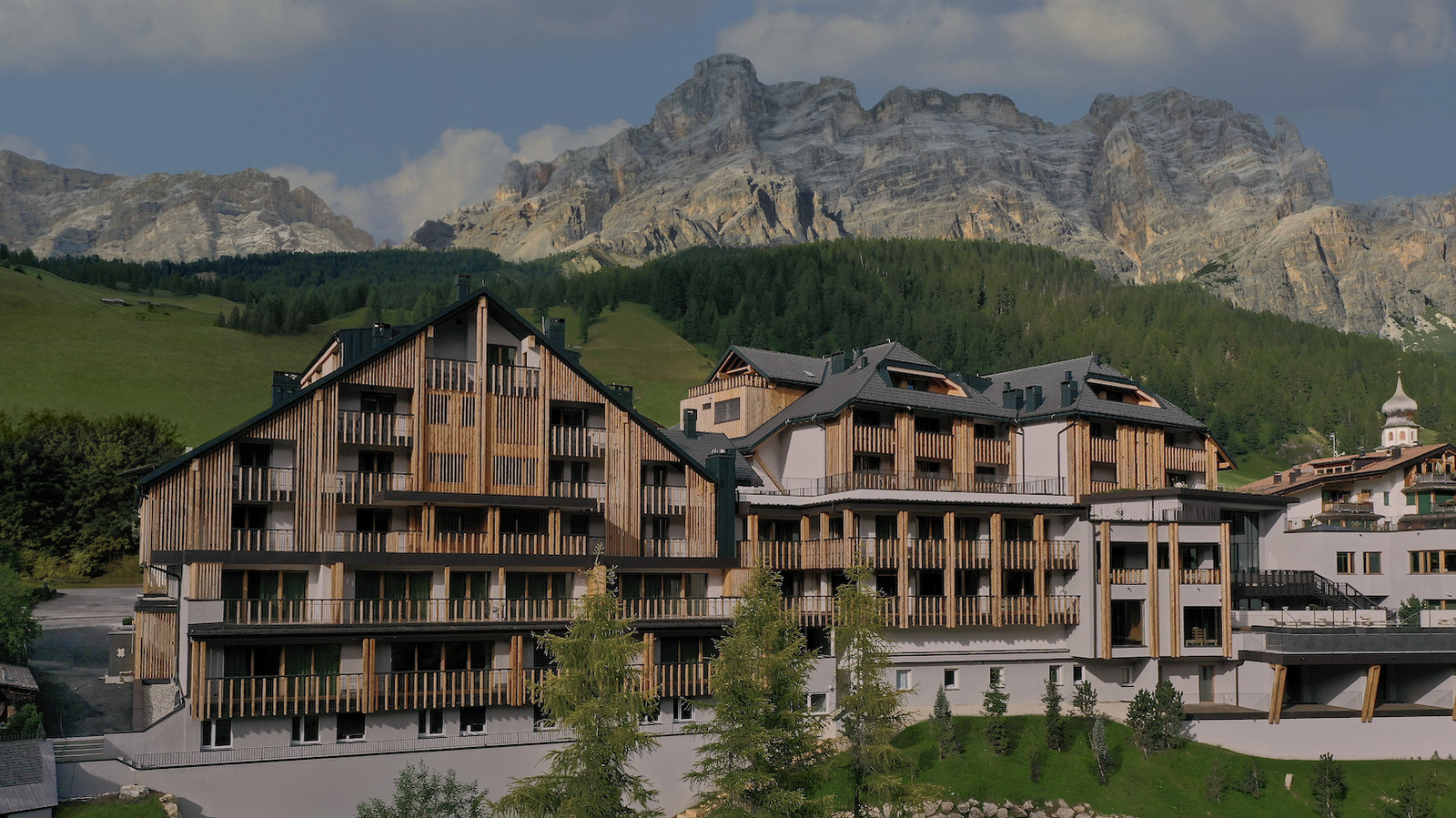 Cette station de montagne italienne tranquille au cœur des Dolomites a des cheminées, des piscines à débordement et des vues alpines