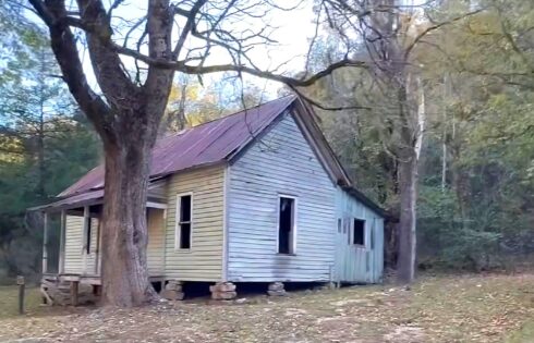 La destination minière autrefois raffinante d'Arkansas est maintenant une ville fantôme abandonnée avec des maisons et des randonnées étranges