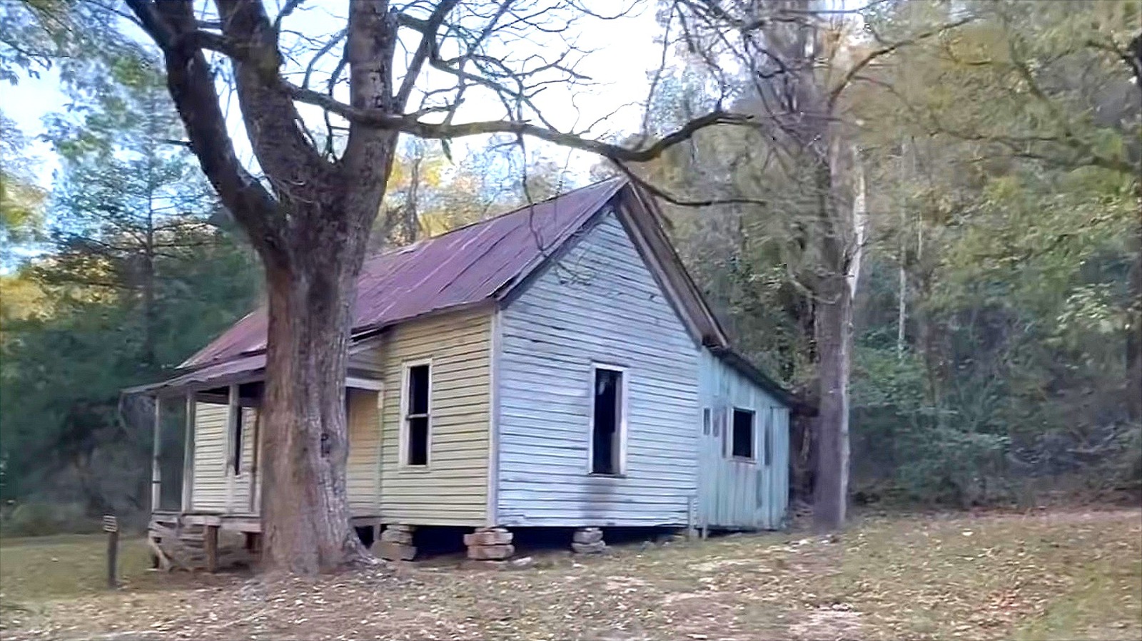 La destination minière autrefois raffinante d'Arkansas est maintenant une ville fantôme abandonnée avec des maisons et des randonnées étranges