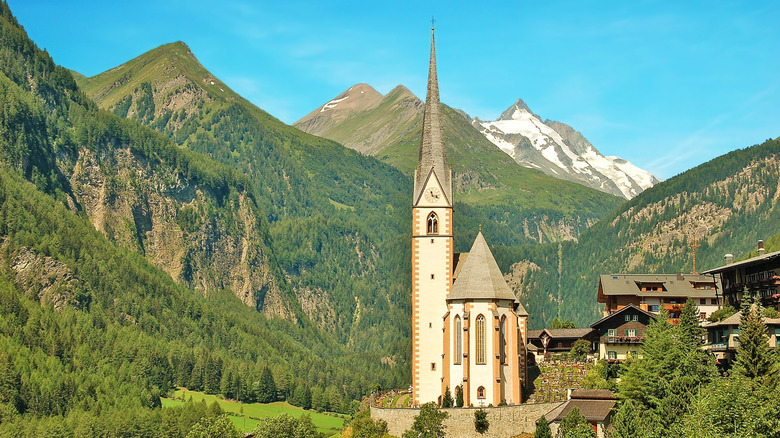 Une église avec la montagne Grossglockner en arrière-plan