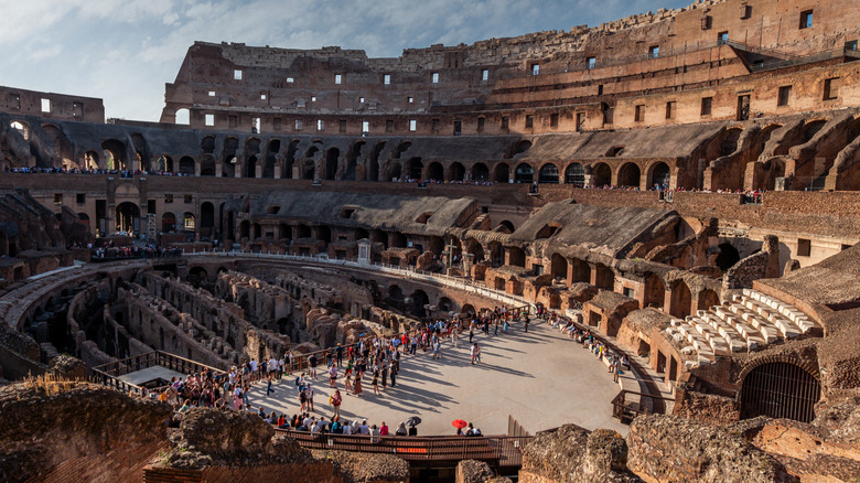 Les touristes moulant à l'intérieur du colosse de Rome