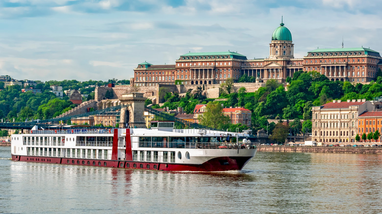 Ship de croisière fluviale sur la rivière Danube avec Royal Palace en arrière-plan, Budapest, Hongrie