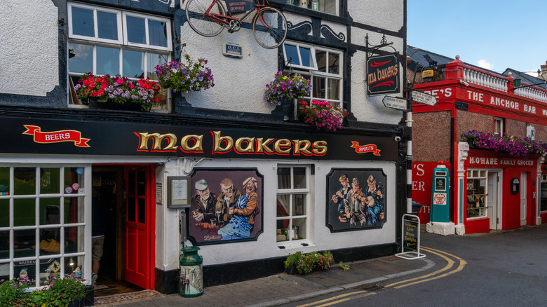 Pubs irlandais MA Bakers avec des fleurs sur les rebords de fenêtre de Carlingford