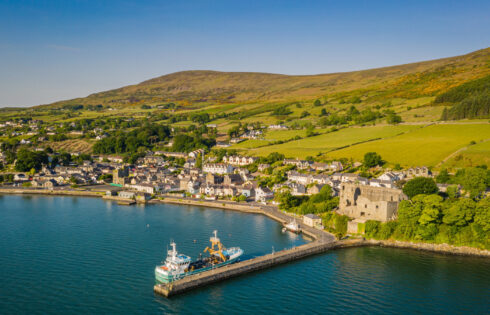 Situé entre Dublin et Belfast se trouve la ville côtière de l'Irlande avec des falaises de mer et des pubs irlandais authentiques