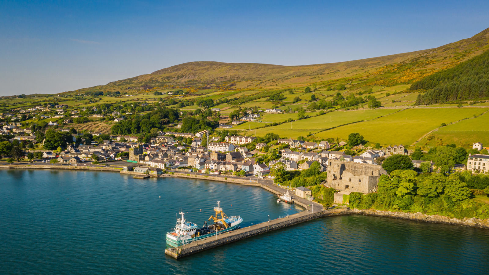 Situé entre Dublin et Belfast se trouve la ville côtière de l'Irlande avec des falaises de mer et des pubs irlandais authentiques