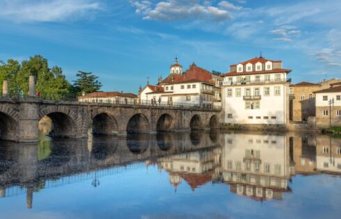 Un nord de la ville du Portugal abordable et sauvage sous-estimé est célèbre pour ses ressorts thermaux et ses pâtisseries squameuses