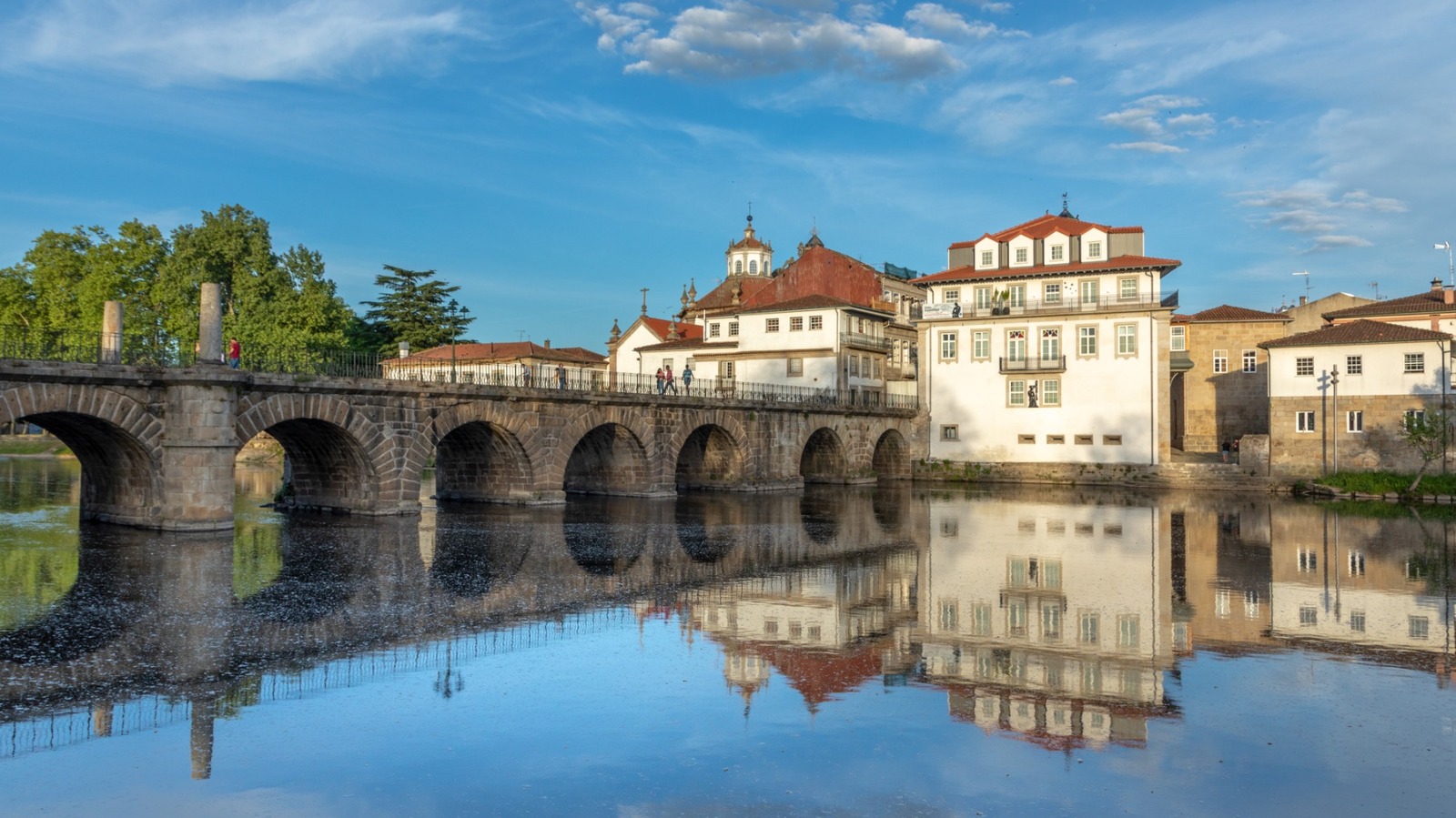Un nord de la ville du Portugal abordable et sauvage sous-estimé est célèbre pour ses ressorts thermaux et ses pâtisseries squameuses