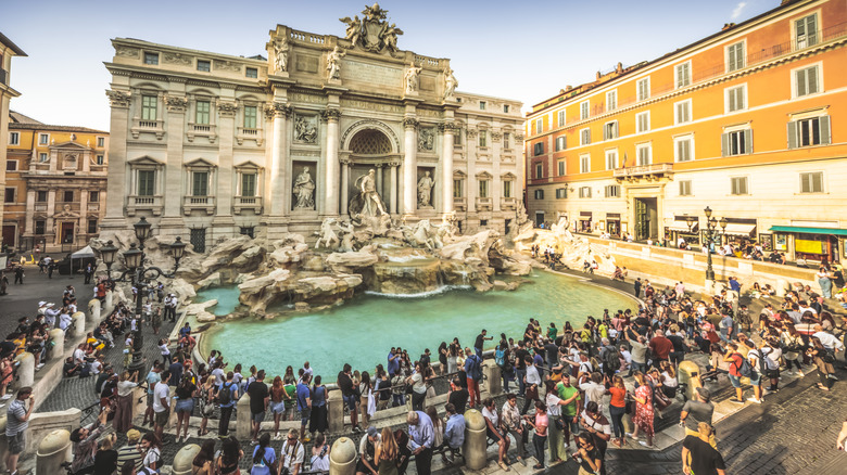 Fountaine Trevi de Rome entourée de touristes