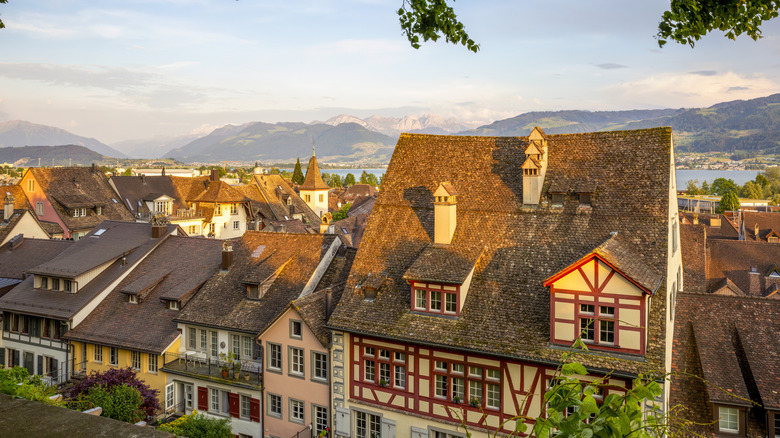 Old Swiss Apartment Homes au coucher du soleil