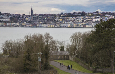 Cette île irlandaise est une évasion à distance avec des vues côtières pittoresques, des forts anciens et des cellules de prison sombres