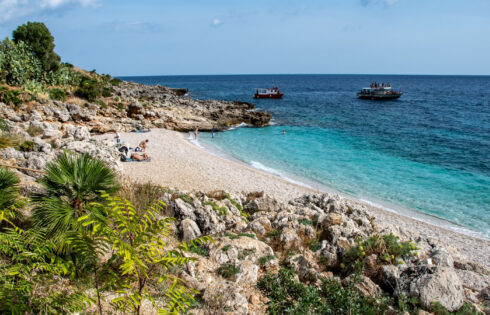 Une plage italienne sur la côte de la Sicile ressemble à une tranche d'Hawaï avec des sables blancs et des eaux bleues étincelantes