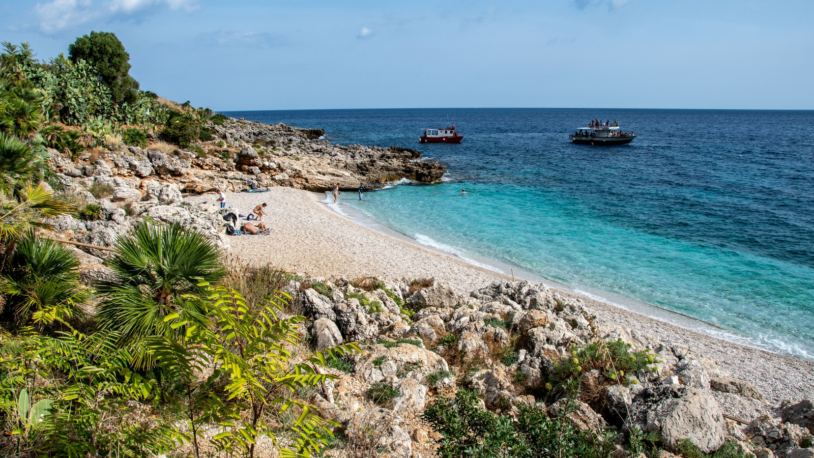 Une plage italienne sur la côte de la Sicile ressemble à une tranche d'Hawaï avec des sables blancs et des eaux bleues étincelantes