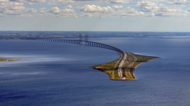 Vue aérienne de Oresund Bridge et de son tunnel sous-marin entre Copenhague et Malmo