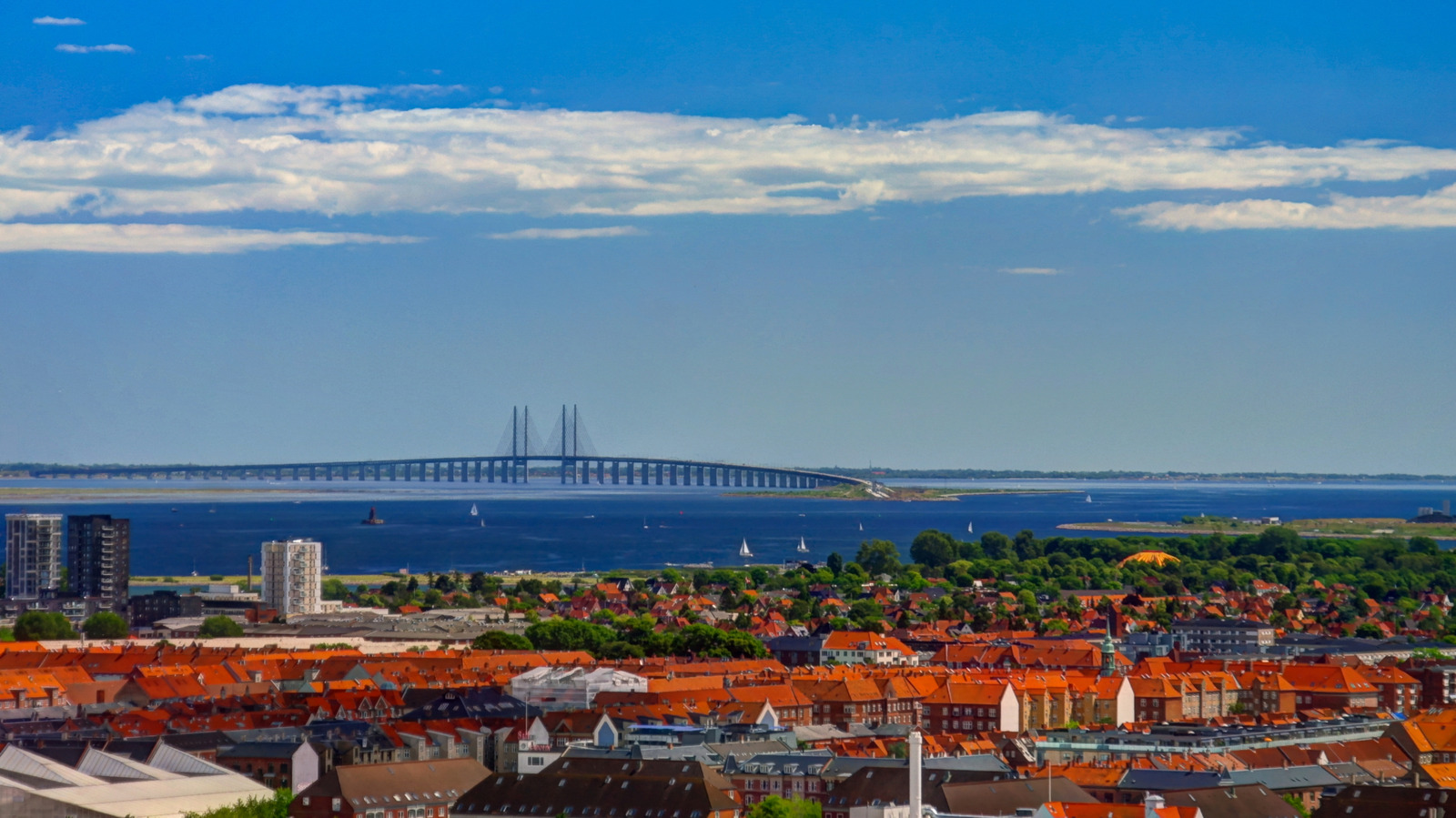 Deux des villes les plus emblématiques de Scandinavie sont liées par un tunnel sous-marin époustouflant et un pont panoramique