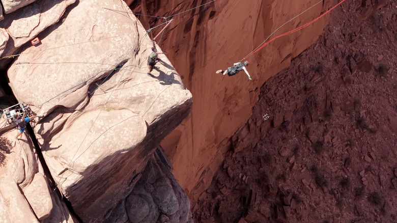 Une personne qui vient de faire le saut avec une corde swing moab