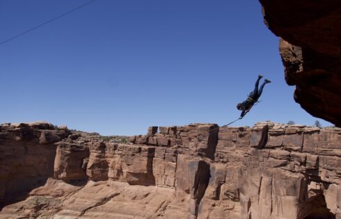 Une attraction du casse-cou extrême près du parc national des arches de l'Utah fait ressembler à la tyrolienne à un jeu d'enfant