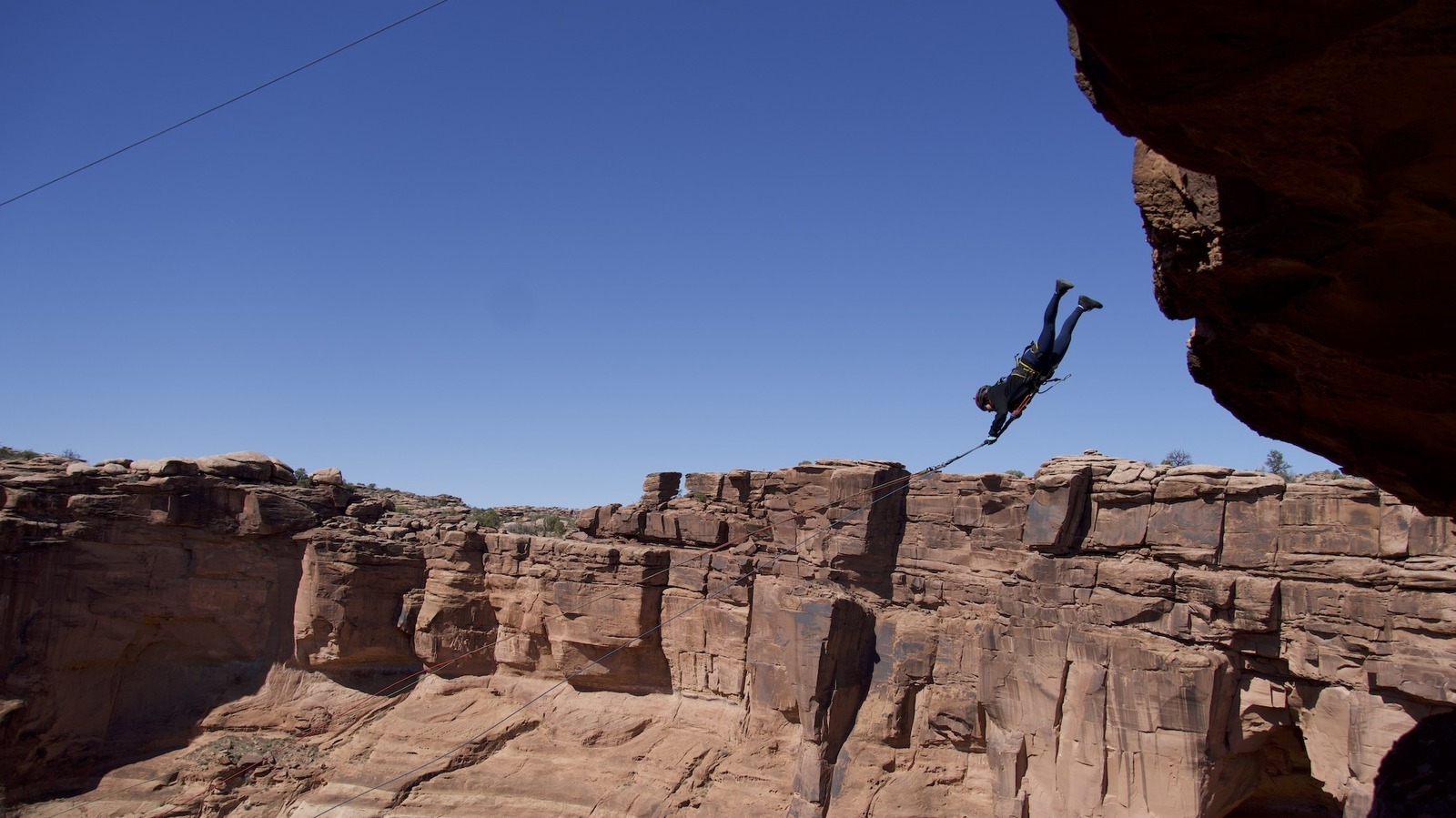 Une attraction du casse-cou extrême près du parc national des arches de l'Utah fait ressembler à la tyrolienne à un jeu d'enfant