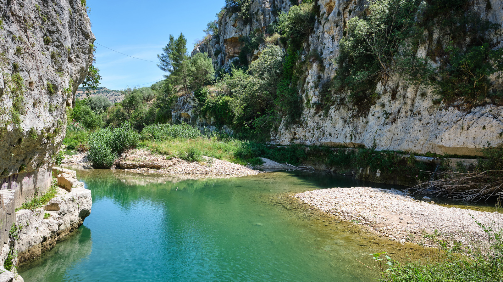 La Gemme cachée de la Sicile est une ancienne réserve naturelle près des rivières éthérées et une vaste gorge avec des sentiers sinueux
