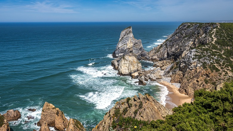 Falaises rocheuses et plage de sable sur la côte
