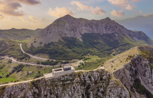 La ville historique cachée du Monténégro est une passerelle vers un pays des merveilles du parc national sous une montagne accidentée
