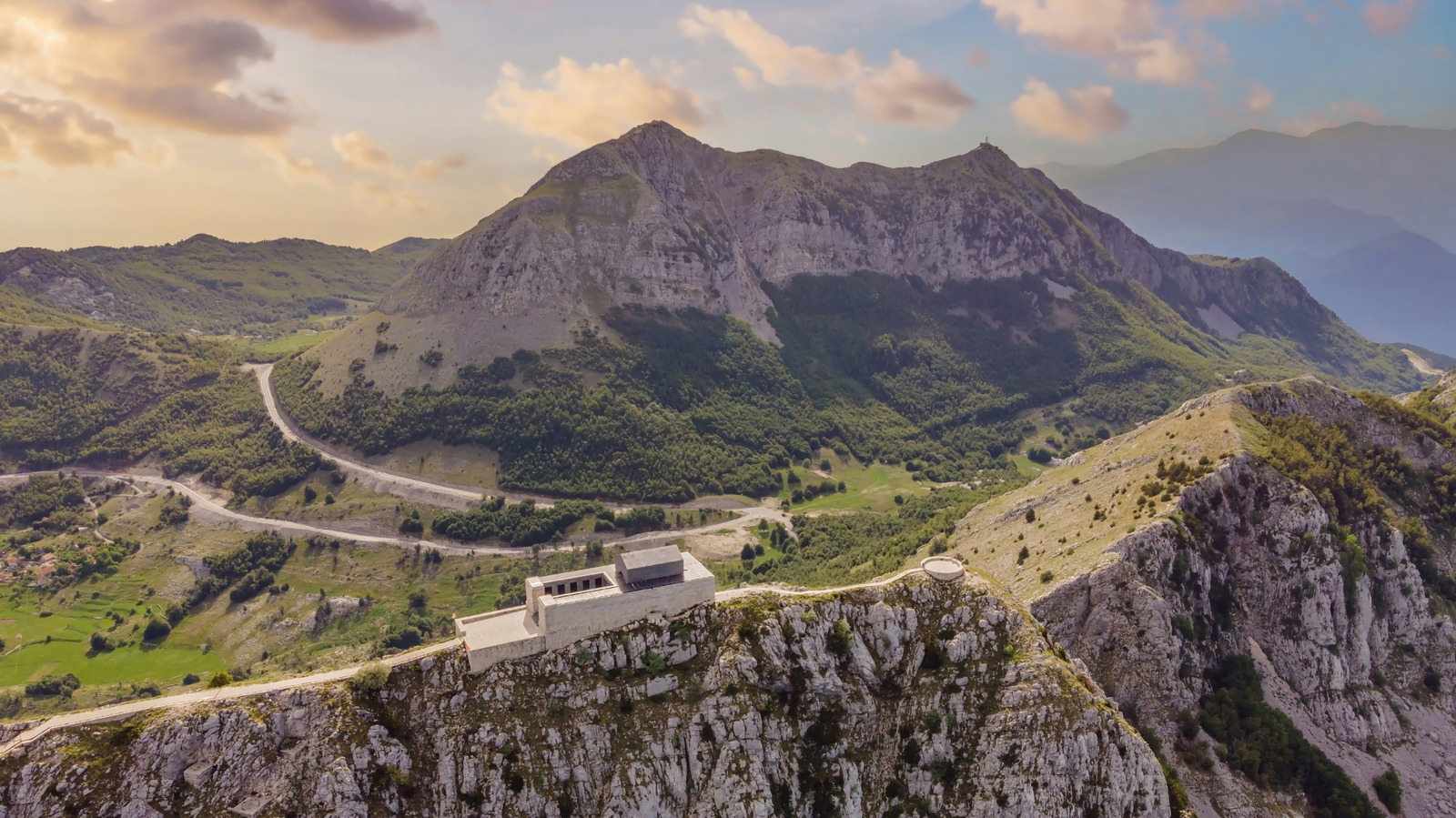 La ville historique cachée du Monténégro est une passerelle vers un pays des merveilles du parc national sous une montagne accidentée
