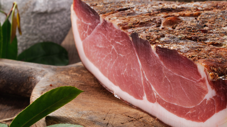 Une escalope de porc à la tache entière avec du marbrage gras en Italie
