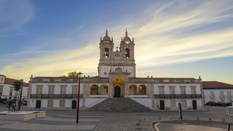 Église historique avec des tours de cloche jumelles sous Sunset Sky à Nazaré