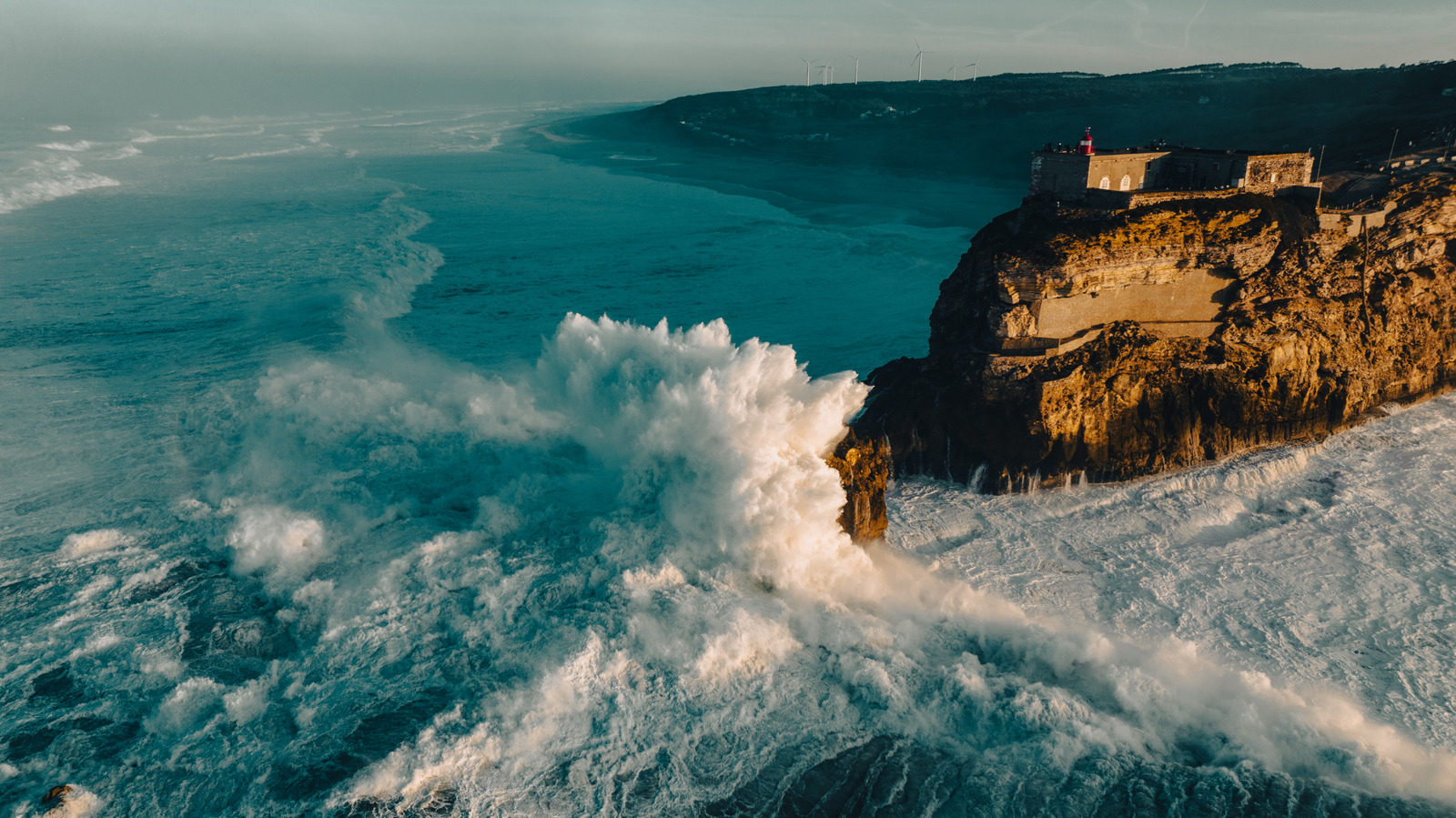 «Big Wave Capital» du Portugal est une ville côtière captivante avec des rues pittoresques et des fruits de mer frais