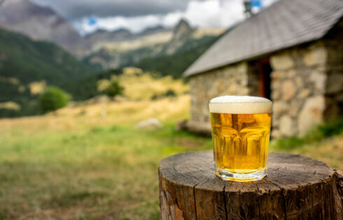 Pourquoi les touristes pourraient vouloir éviter l'alcool pendant leurs premiers jours en Suisse
