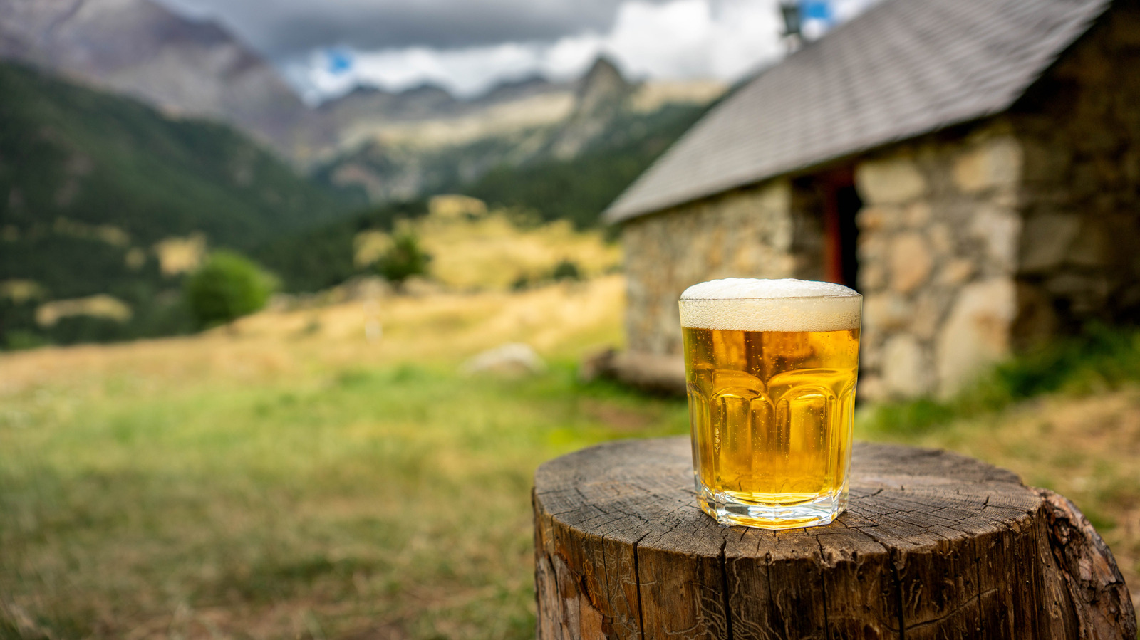 Pourquoi les touristes pourraient vouloir éviter l'alcool pendant leurs premiers jours en Suisse