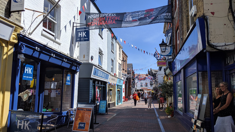 Street brique animée avec des magasins et des piétons à Cowes
