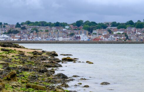 Escape les foules de Londres dans l'enclave de l'île en Angleterre imprégnée de charme nautique et d'élégance côtière