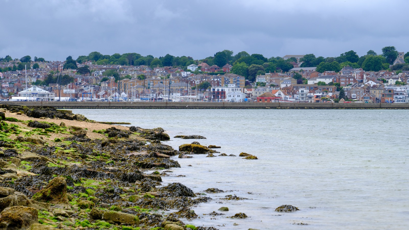 Escape les foules de Londres dans l'enclave de l'île en Angleterre imprégnée de charme nautique et d'élégance côtière