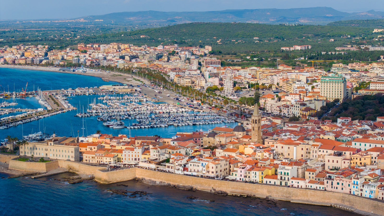 La ville côtière sous-estimée d'Italie a des plages époustouflantes, une cuisine délicieuse et une magnifique grotte