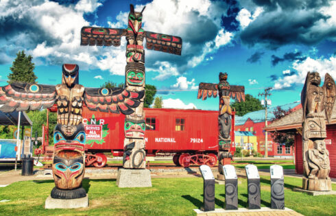 La ville de Totems du Canada est un avant-poste de l'île accessible à pied avec un art impressionnant et un charmant centre-ville victorien