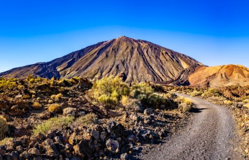 L'un des parcs nationaux les plus surréalistes d'Europe abrite un volcan imposant, des sentiers sculptés de lave et des pics glaciaires