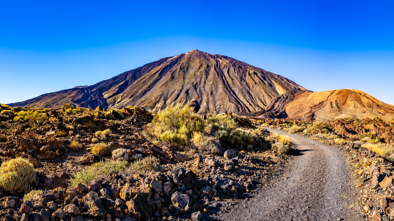 L'un des parcs nationaux les plus surréalistes d'Europe abrite un volcan imposant, des sentiers sculptés de lave et des pics glaciaires