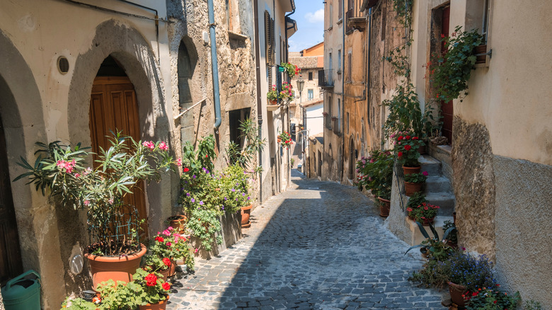 Streets pavés à Pettorano Sul Gizio, Italie