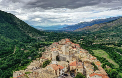 Niché dans les montagnes de l'Apennine est un beau village italien connu pour son château majestueux