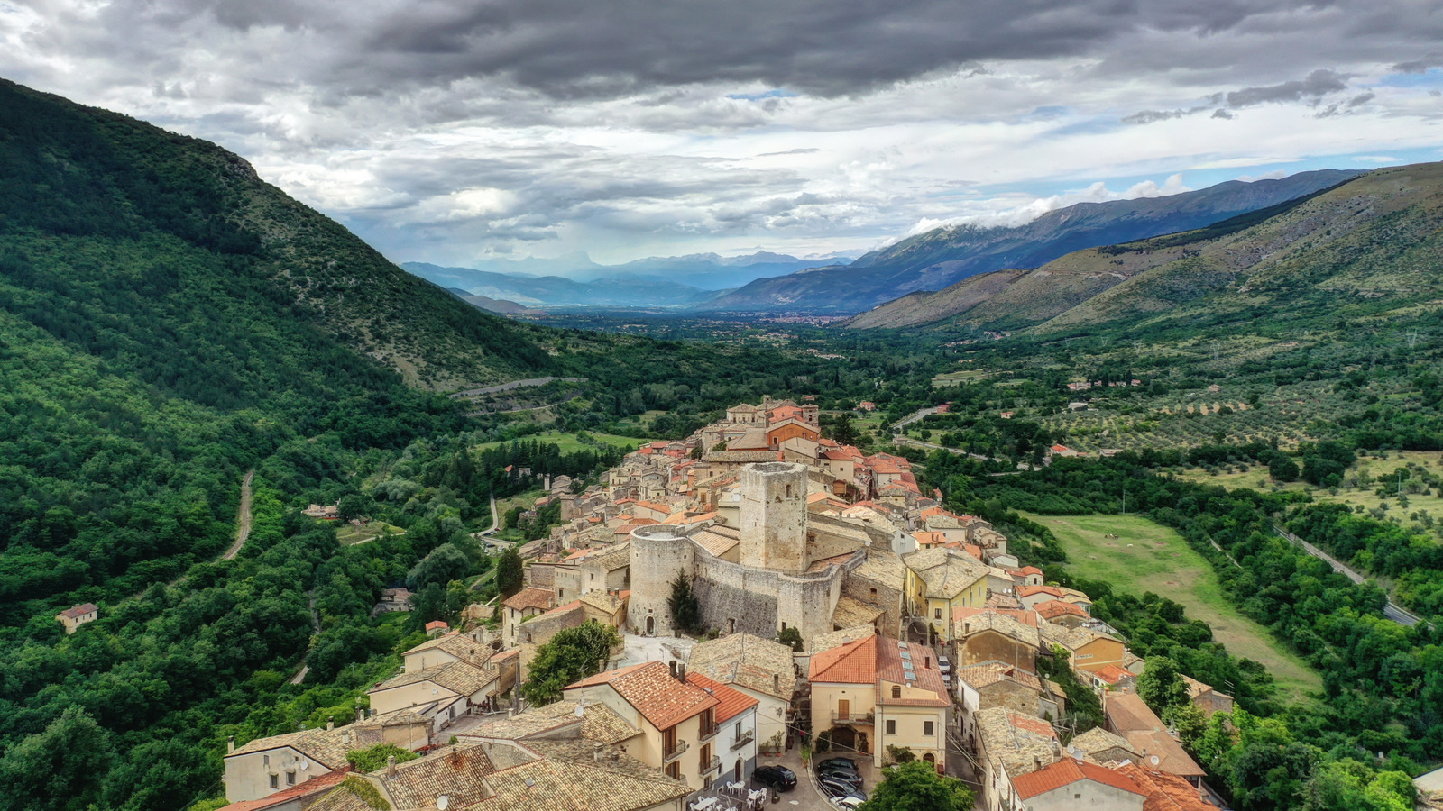 Niché dans les montagnes de l'Apennine est un beau village italien connu pour son château majestueux