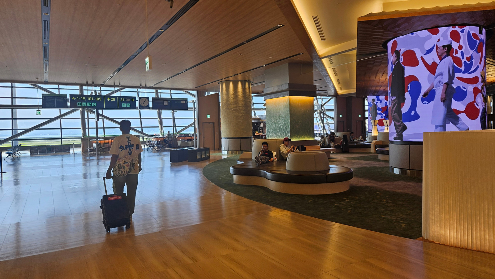 L'un des «plus beaux aéroports du monde» est une merveille architecturale avec d'excellents plats